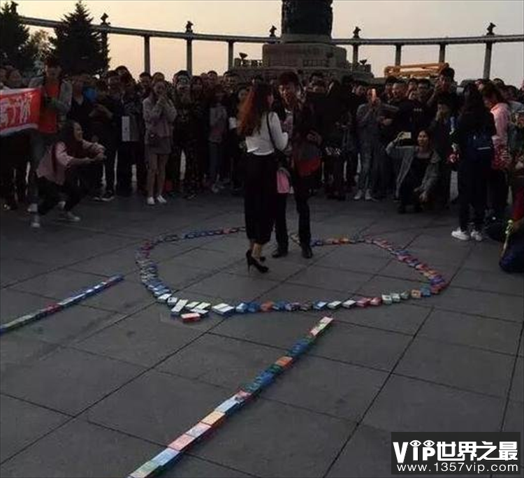 男子摆出几百盒避孕套表白 成功的原因是居然是这个（特殊表白）