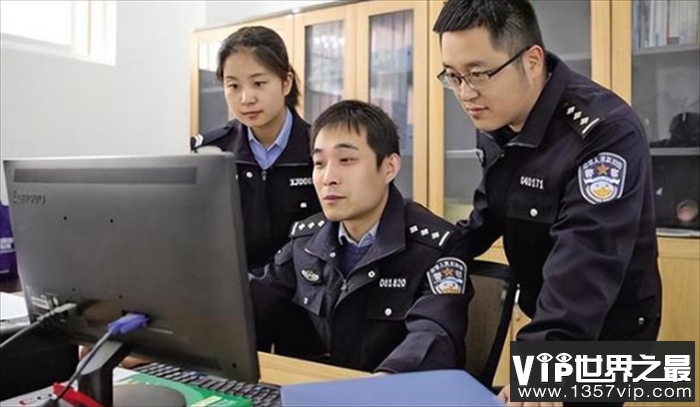 女人往司机脸上吐唾沫 没想到反遭暴打（网约车关系）
