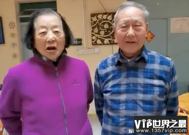 91岁爷爷给88岁老伴网购衣服 当做生日礼物(场面温馨)