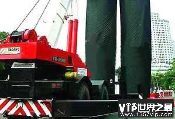 世界上最大的牛仔裤 诞生我国广州省(全长68米)