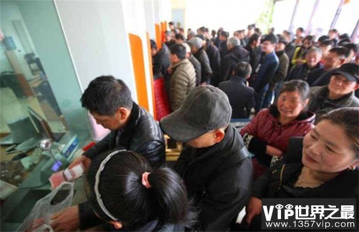 大爷取钱遭遇插队 银行也太双标（银行VIP）