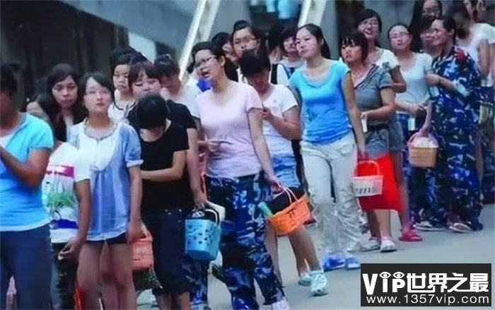 女生吐槽高校澡堂收费 850元只能洗50次（高校收费）