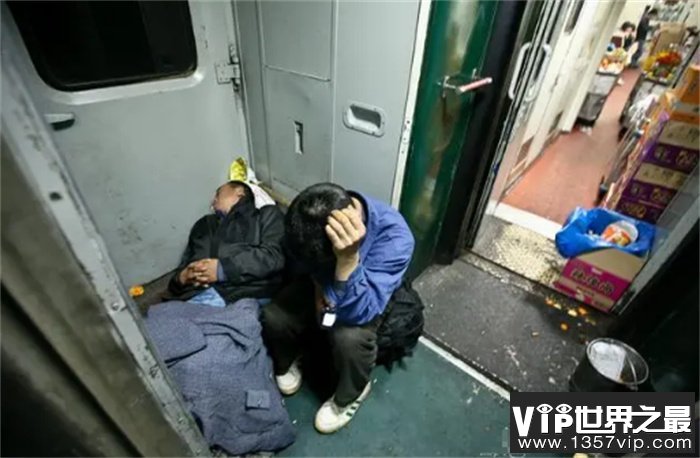 火车上座位被占 女子直接上行李架睡觉（火车占座）