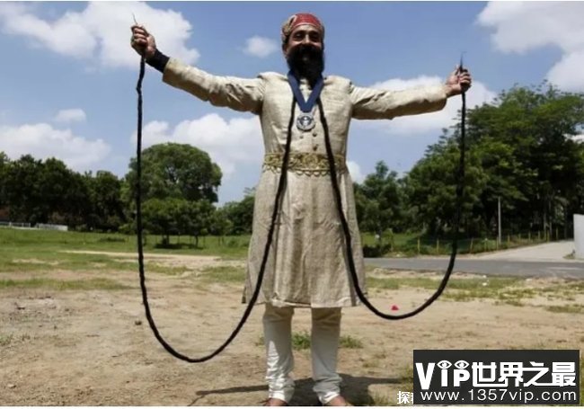 世界上最有趣的挑战 胡子最长的人来自印度 (长236厘米)