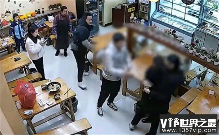 江西男子进门就要钱 居然还嫌一块钱少（强行要钱）