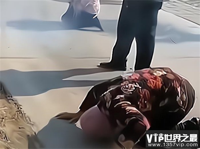 老人怀疑手机被邻居偷走 带着家人路边烧纸诅咒（人心险恶）