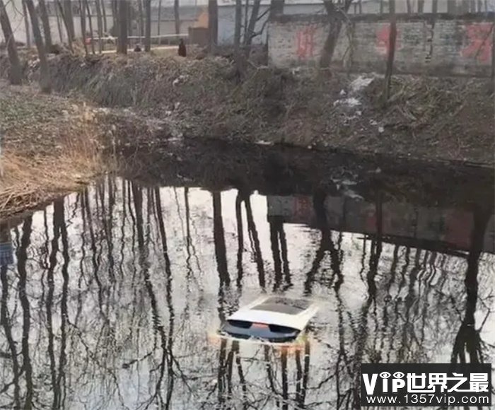 新车档次低被嫌弃 丈夫怒冲到河里（爱慕虚荣）