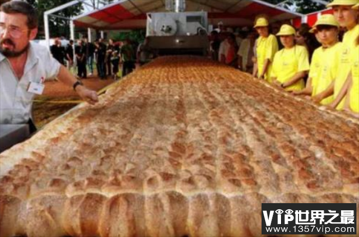 世界上最大的面包 长1700米重9吨(庆祝宗教节日)
