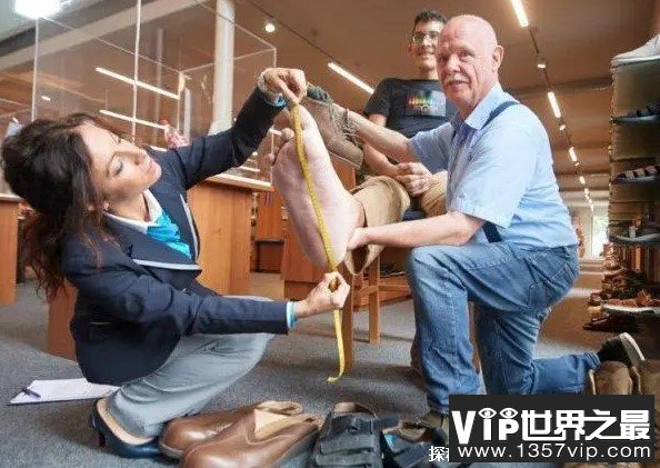 世界上脚最大的人 埃尔南德斯脚长达0.4米(身高2.2米)