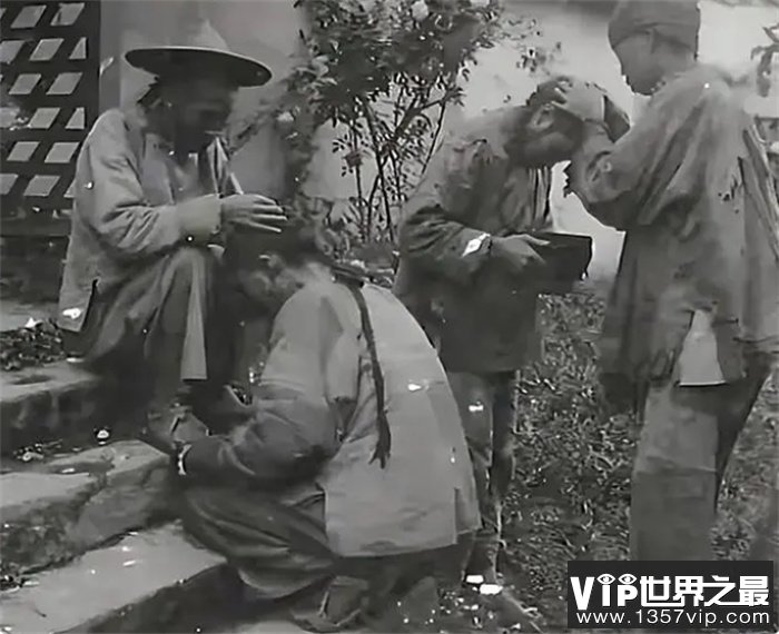 清末老照片：穷人找虱子，宫女晾被子，1901年的紫禁城荒草没膝