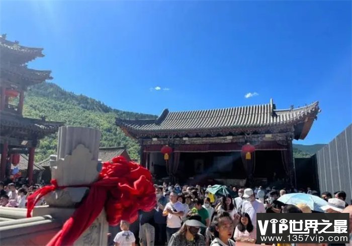 中国香火最旺的寺庙，一天涌进超60万人朝拜，香灰都得用卡车来拉