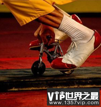 可以承受住200斤重量！世界上最小的自行车。