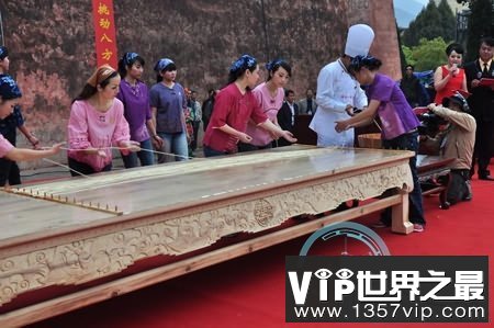 世界上最长的面条，大理制作1704米长的苗条