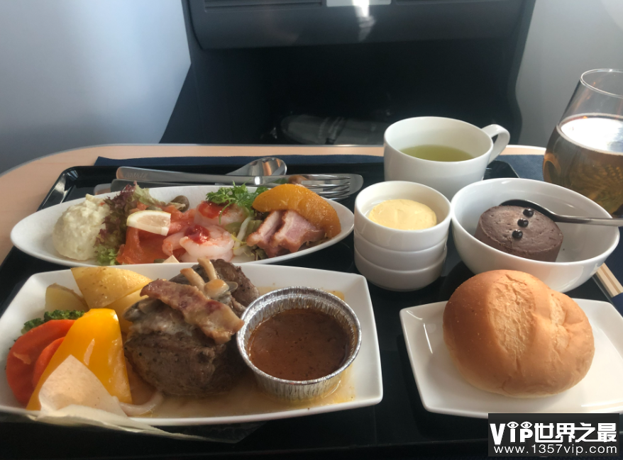 飞机餐为什么难吃还缩水 飞机餐是免费的吗