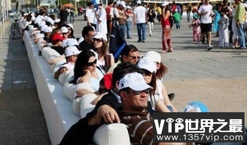 世界上最长的沙发,记录竟然是64.75米！