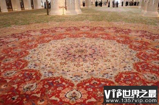 世界上最大的地毯，用38吨羊毛和棉纱编织而成