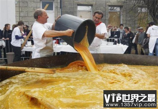 世界上最大的煎蛋，蛋之大一锅顿不下！