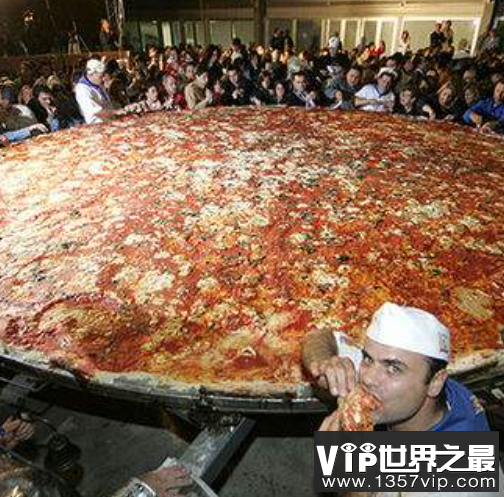 世界最大披萨，长度达到了1595米上千人一起共享。