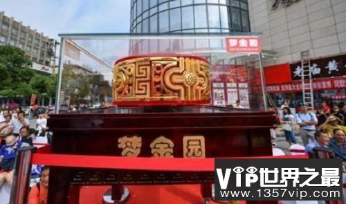 世界最大金戒指，可以容纳3个人