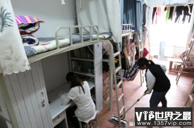 重庆大一学生校内坠亡 曾与室友发生争执（学生跳楼）